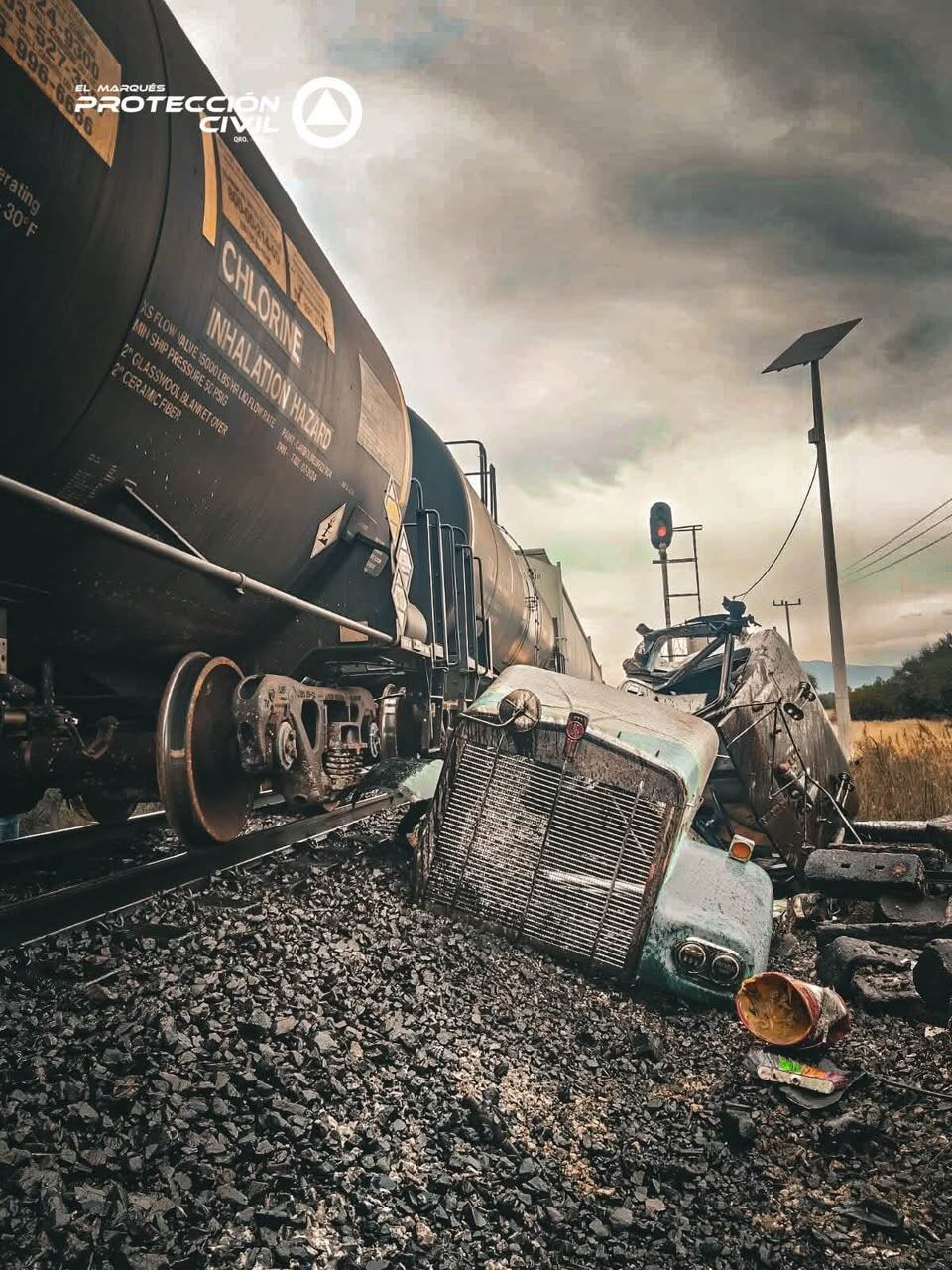 ÚLTIMO MOMENTO: Camión tipo volteo choca contra un tren en Amazcala