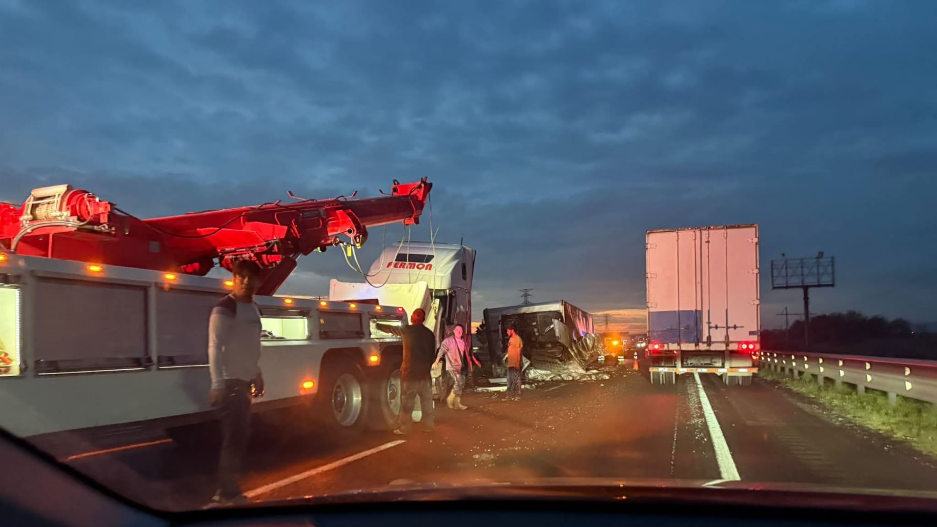 ¡Cierre parcial! Volcadura de tractocamiones en la autopista Querétaro-Irapuato
