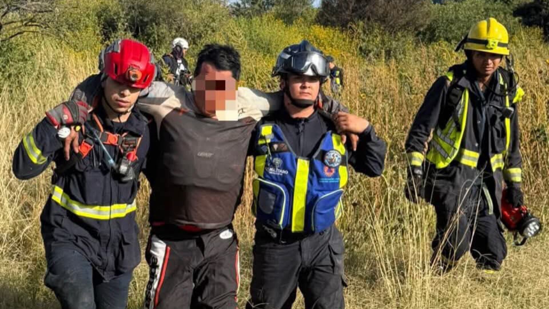 Rescatan a tres senderistas extraviados en Peña Colorada