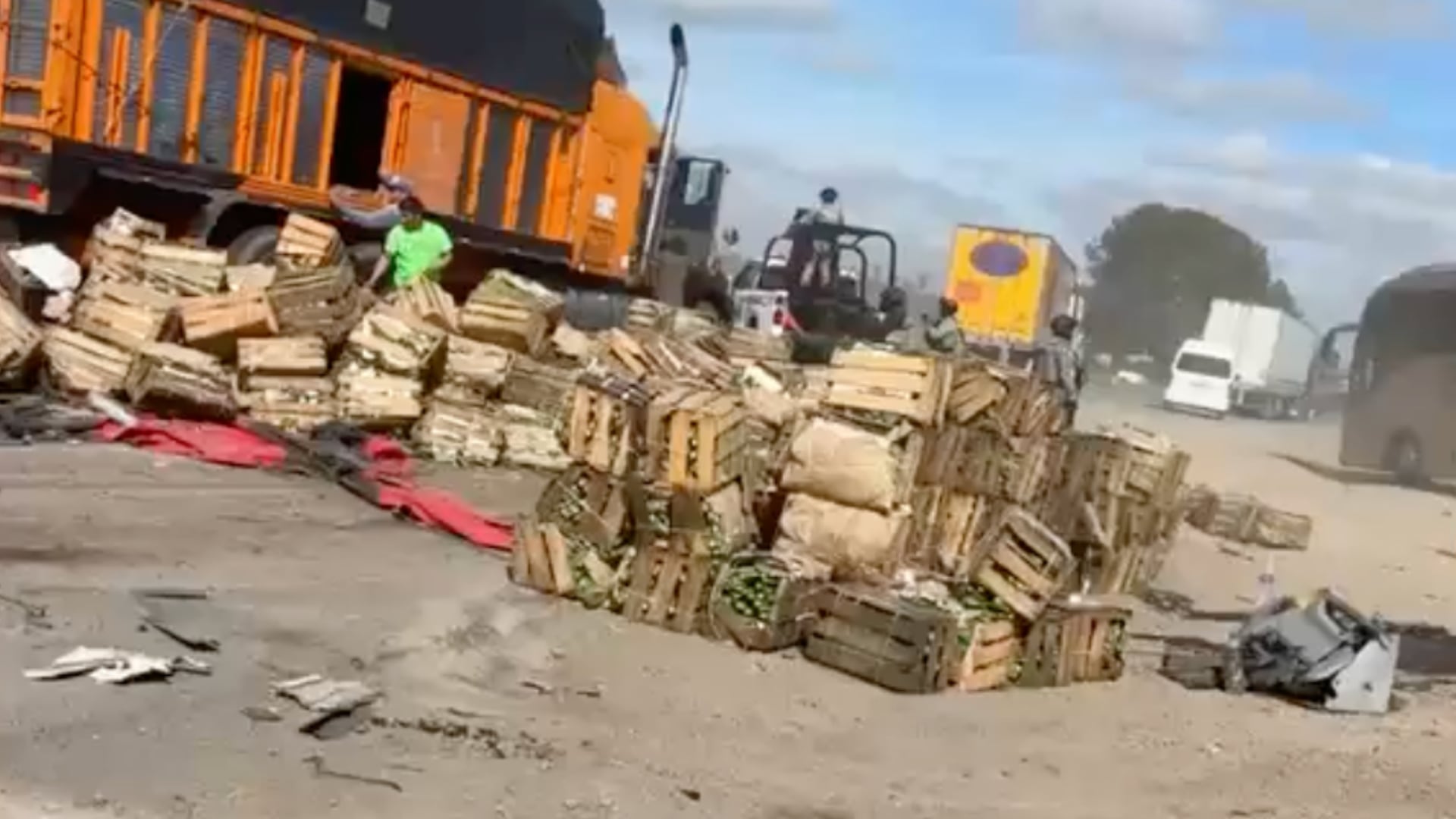 Reportan presencia de presuntos rapiñeros tras volcadura de tráiler en la México-Querétaro