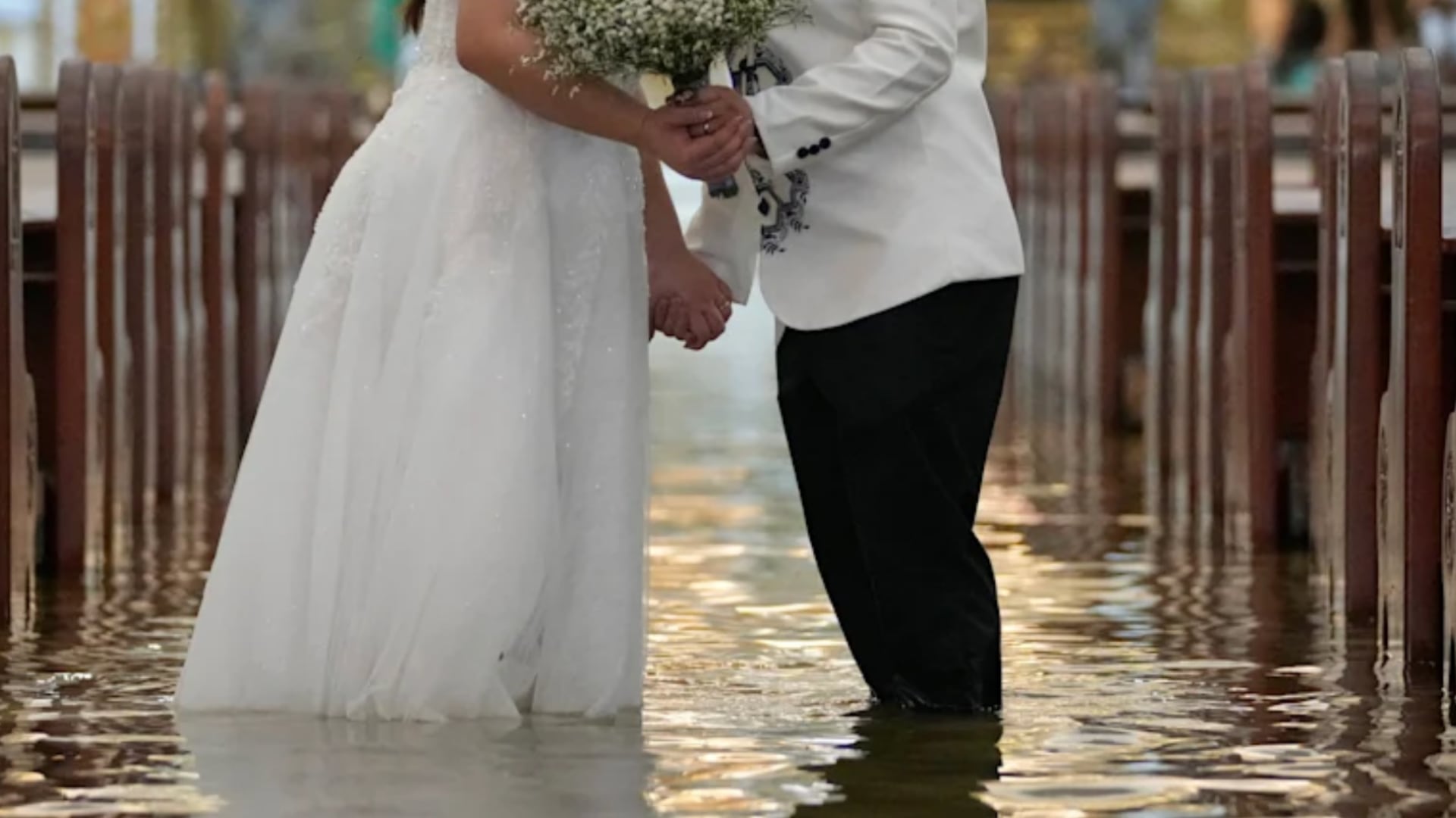 Pareja se casa con el agua a las rodillas tras tormenta tropical en Filipinas