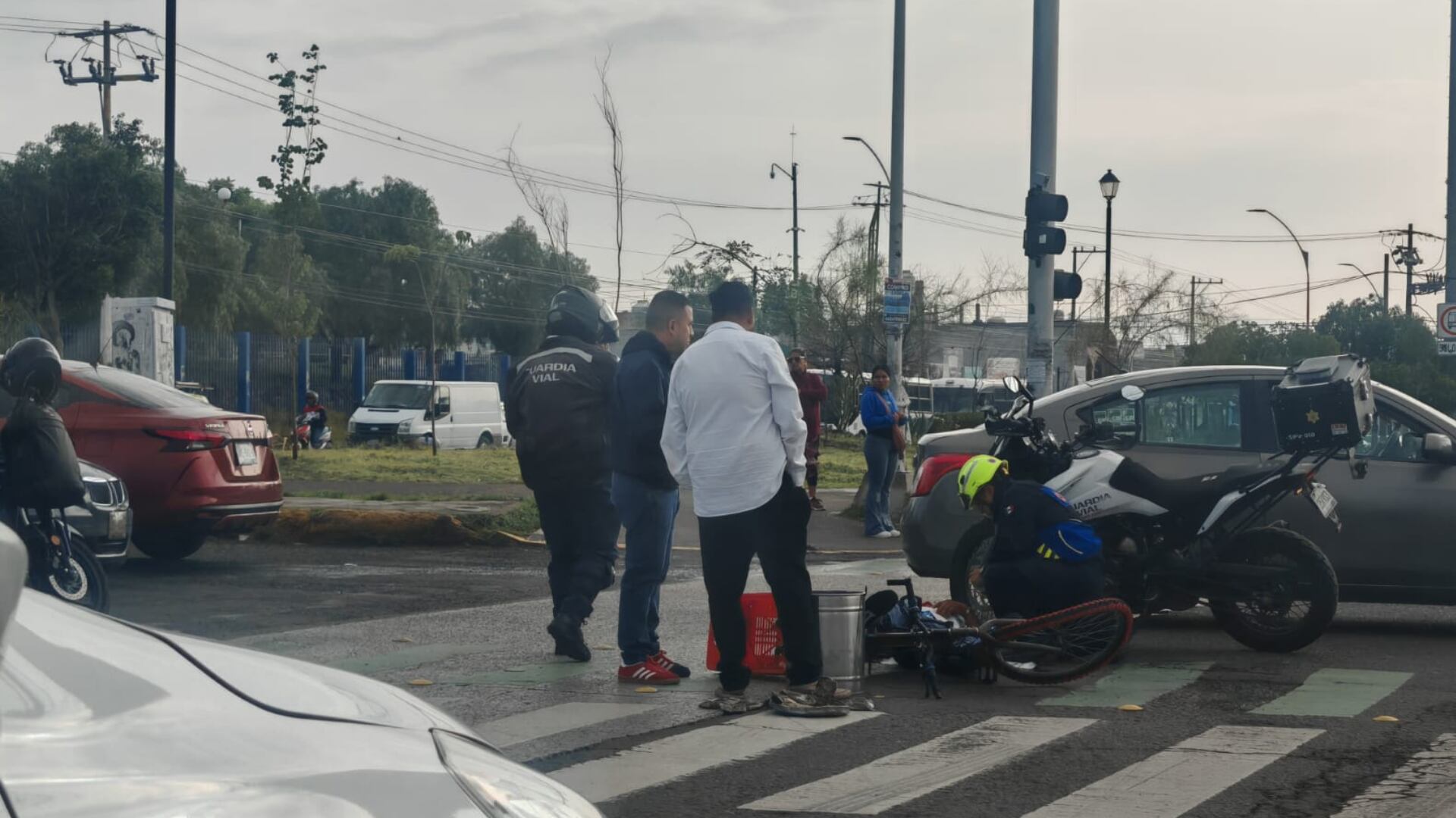 Atr0pellan a ciclista en el cruce de Av. de la Luz y calle Zacapoaxtlas