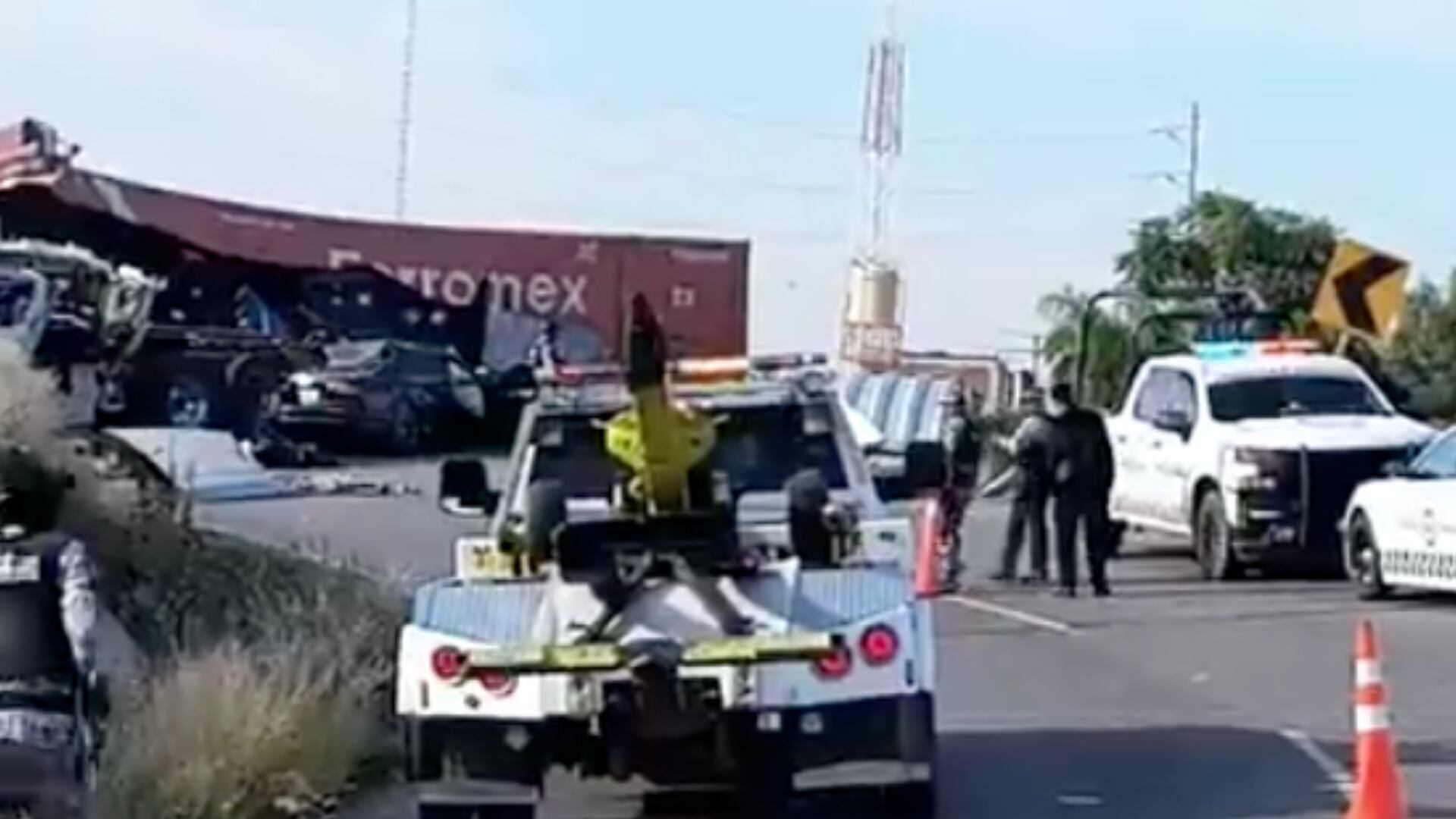 Tráiler atascado en El Trébol bloquea la entrada a la carretera Irapuato-Salamanca