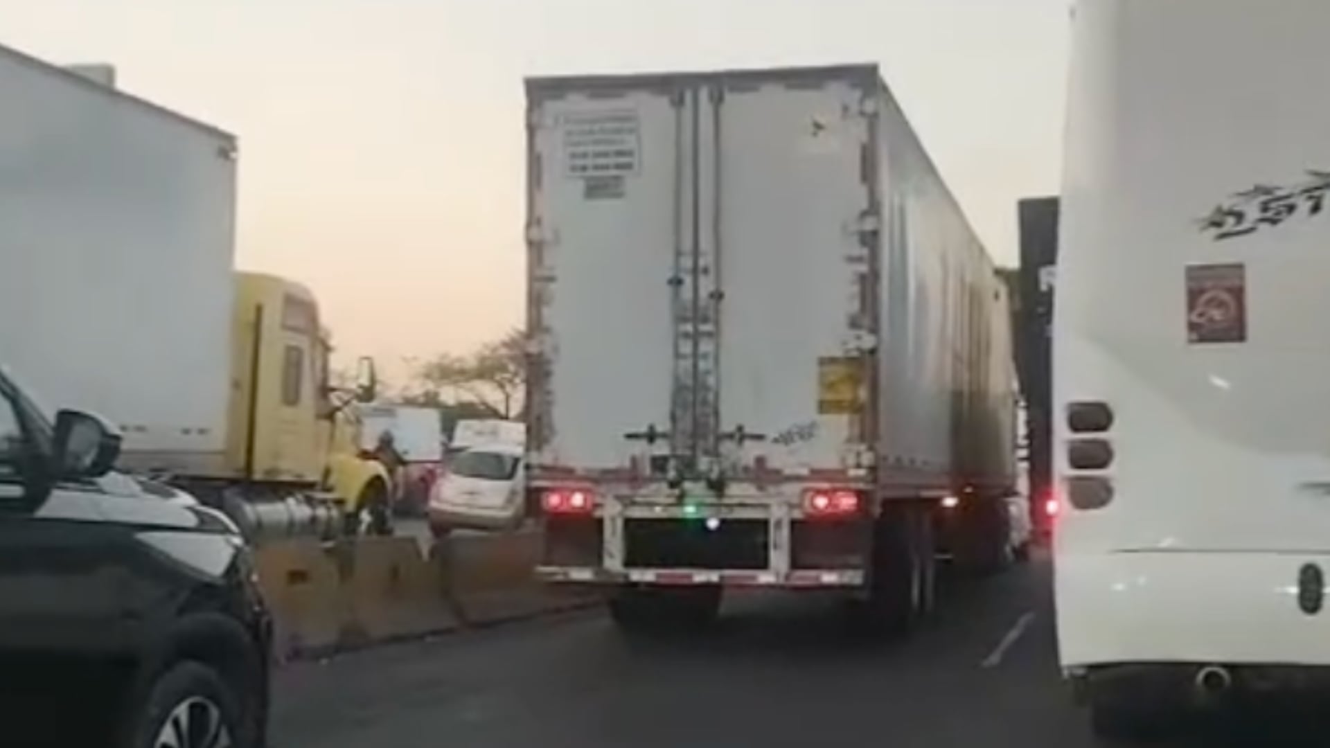 Mañana caótica en la autopista 57: Estos son los tramos más complicados hoy martes 1 de septiembre