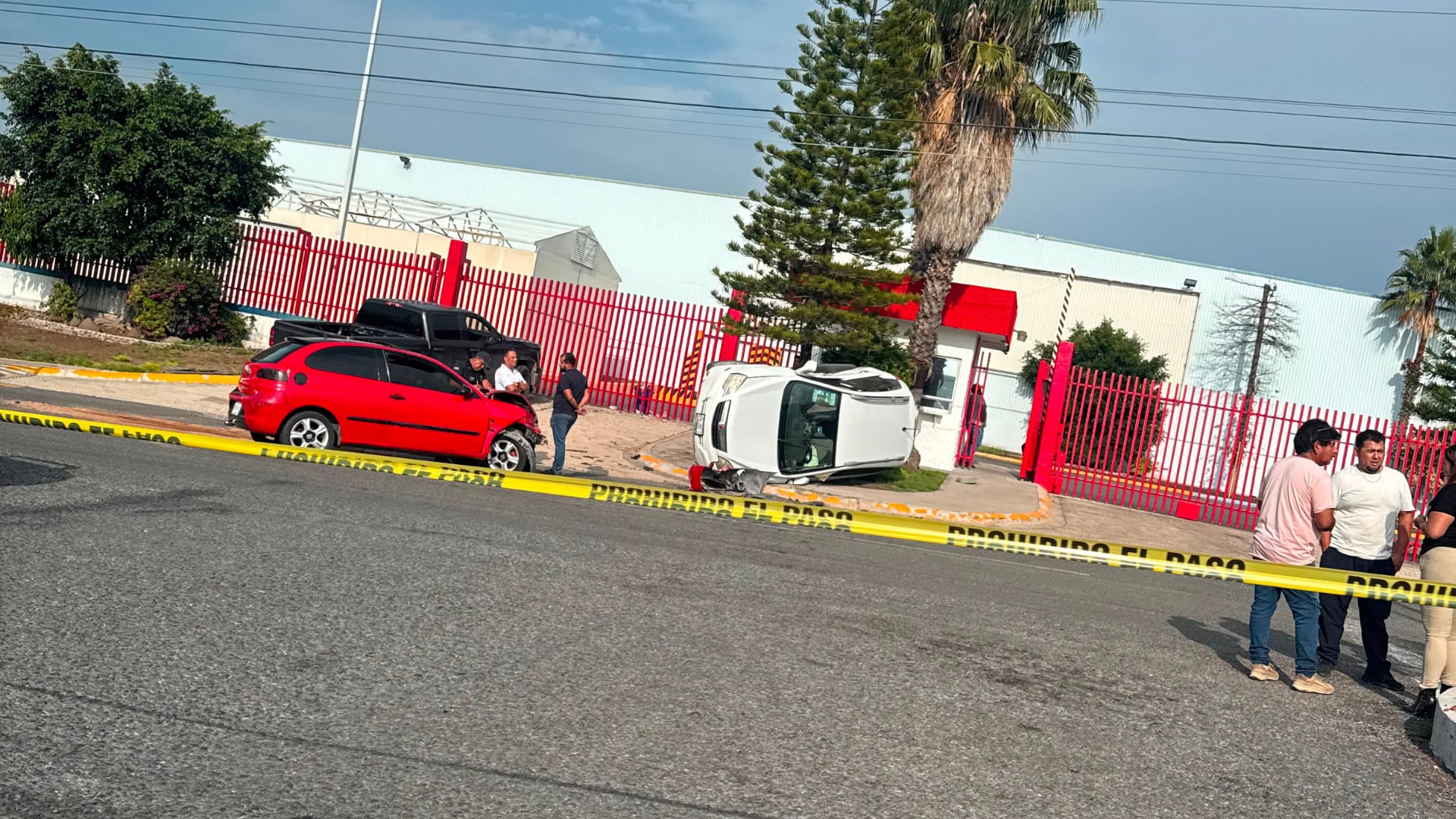 Vehículo vuelca tras fuerte choque en la autopista 57