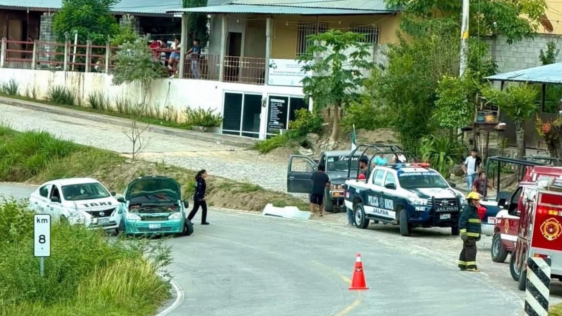 Choque en Jalpan de Serra moviliza a cuerpos de emergencia